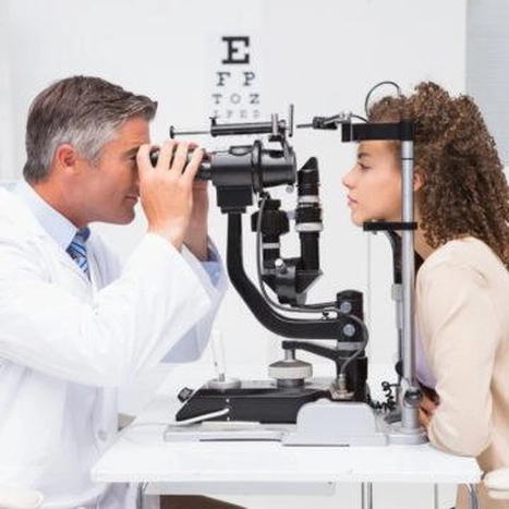 Optyk badający oczy