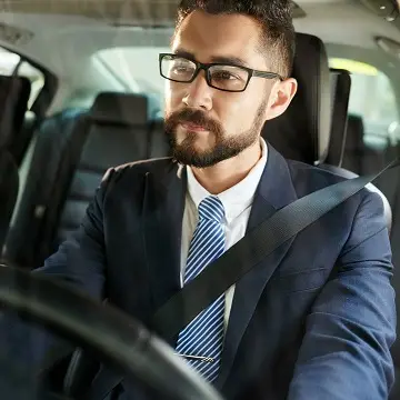 kierowca w okularach