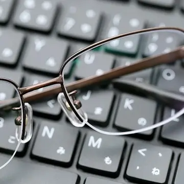 okulary na klawiaturze